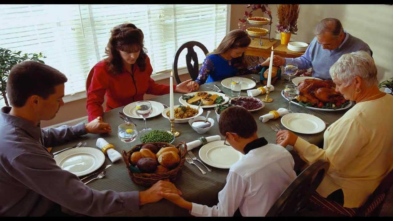 человек с едой. еда в постели. еда перед телевизором. домашний ужин. перед ужином перед тем.