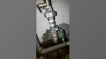 Thợ sửa chữa bình nóng lạnh bị dò rỉ nước tại nhà