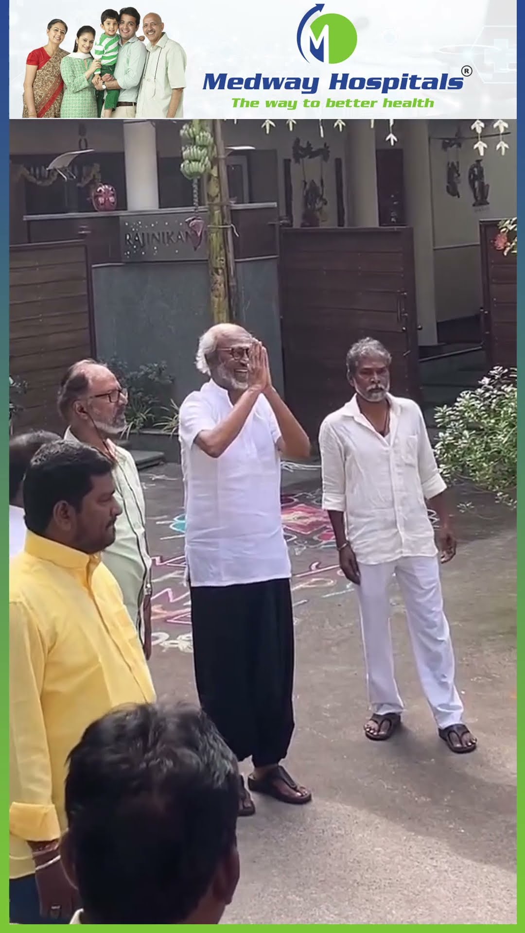 குட்டி செவுத்தை எட்டி பார்த்த RAJINI, கூடி நின்ன Fans ? RAJINI கொடுத்த Flying Kiss