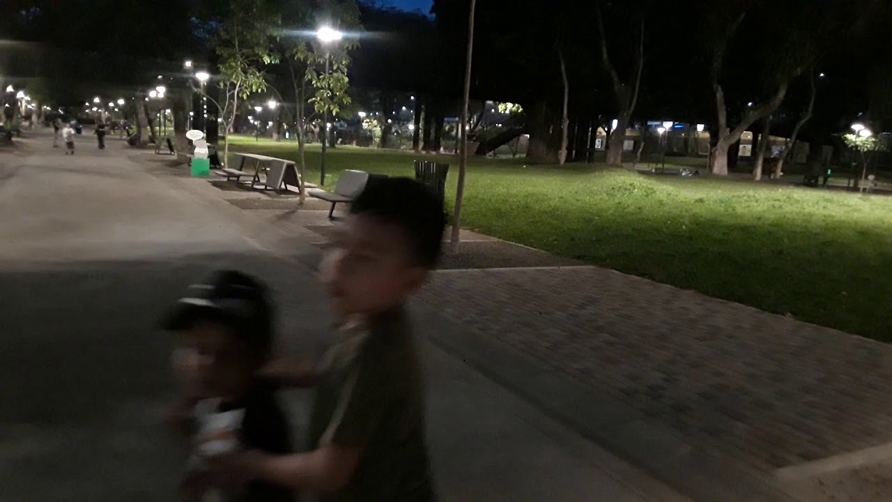 Parque cuscatlan de noche. El salvador - YouTube