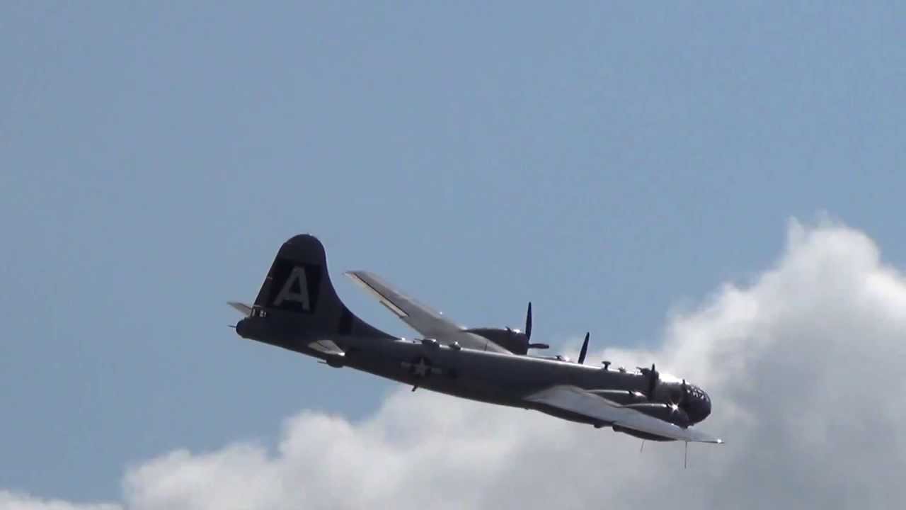 B-29 Photo Pass Reading World War II Weekend Air Show - YouTube