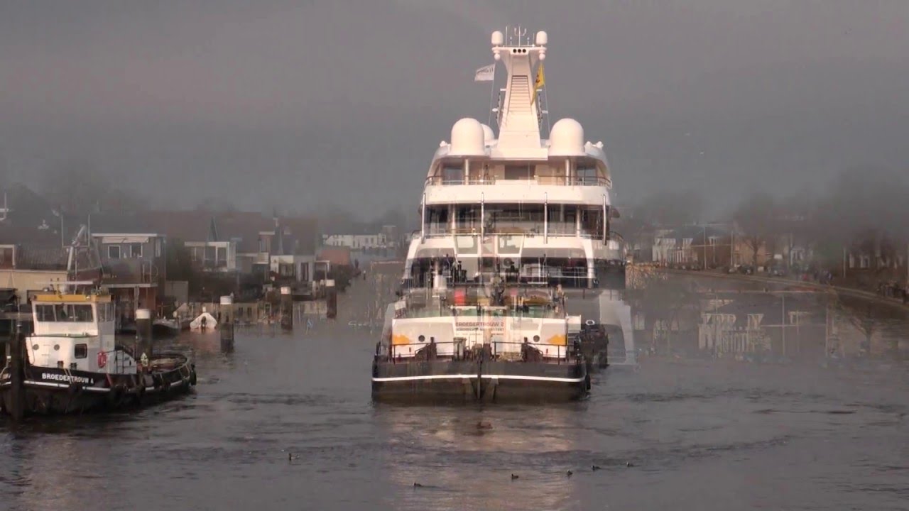 IMPERIA. ORMEGGIATO IN PORTO A ONEGLIA SYMPHONY, LUSSUOSO YACHT DI BERNARD  ARNAULT, PROPRIETARIO DI LOUIS VUITTON E DIOR/LE IMMAGINI