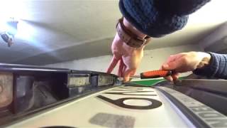 Замена лапочки подсветки номера на автомобиле Opel Vectra B Caravan