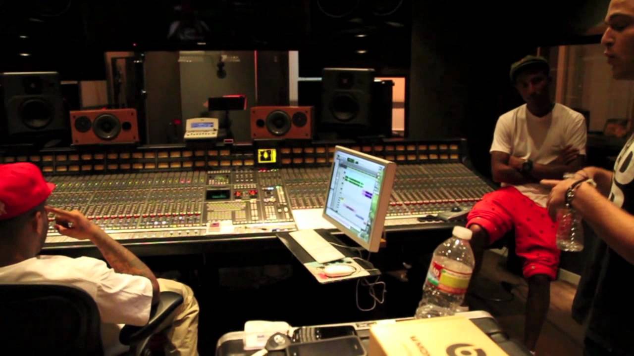 Jared Evan Plays "4th Chapter" For Pharrell & Game