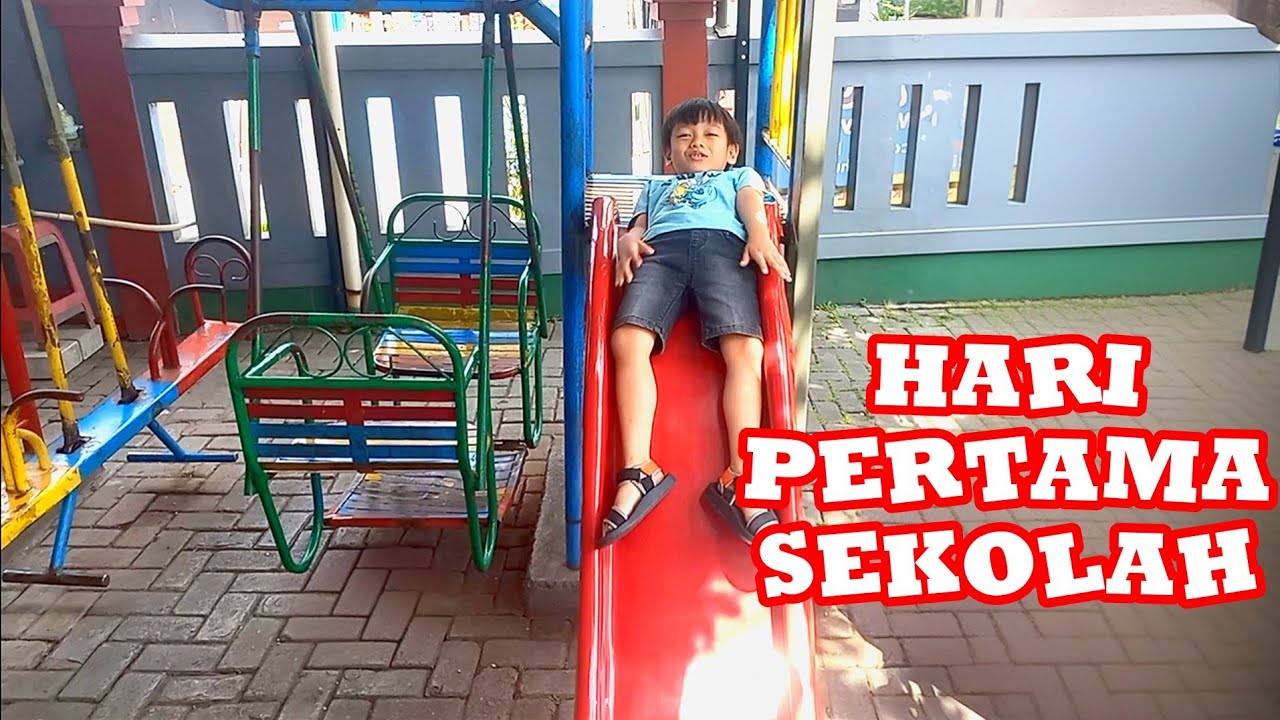 Hari pertama kesekolah. WOW banyak teman-teman sambil bermain perosotan