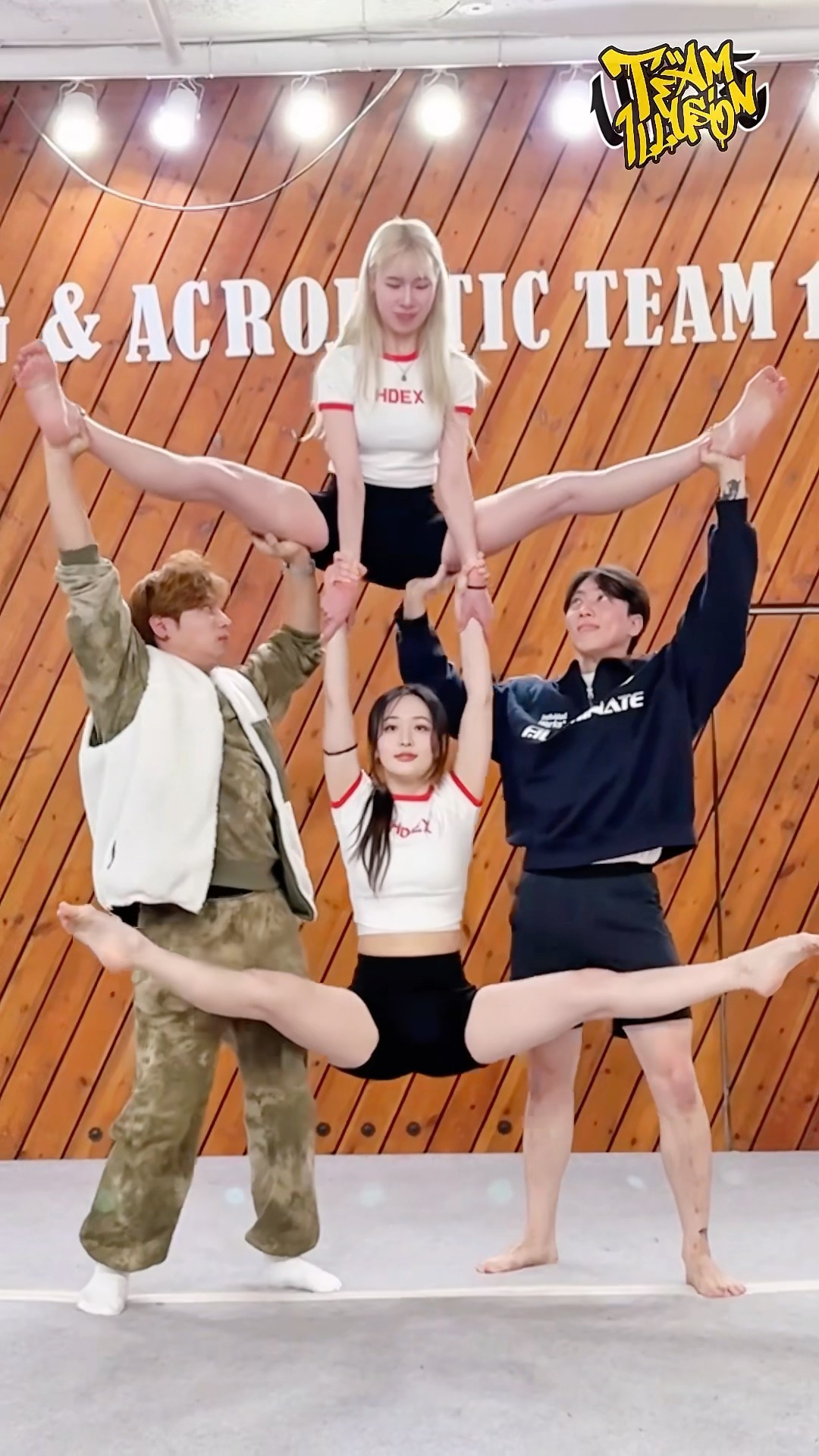 공중에서 쩍벌을⁉️? Teamwork Challenge