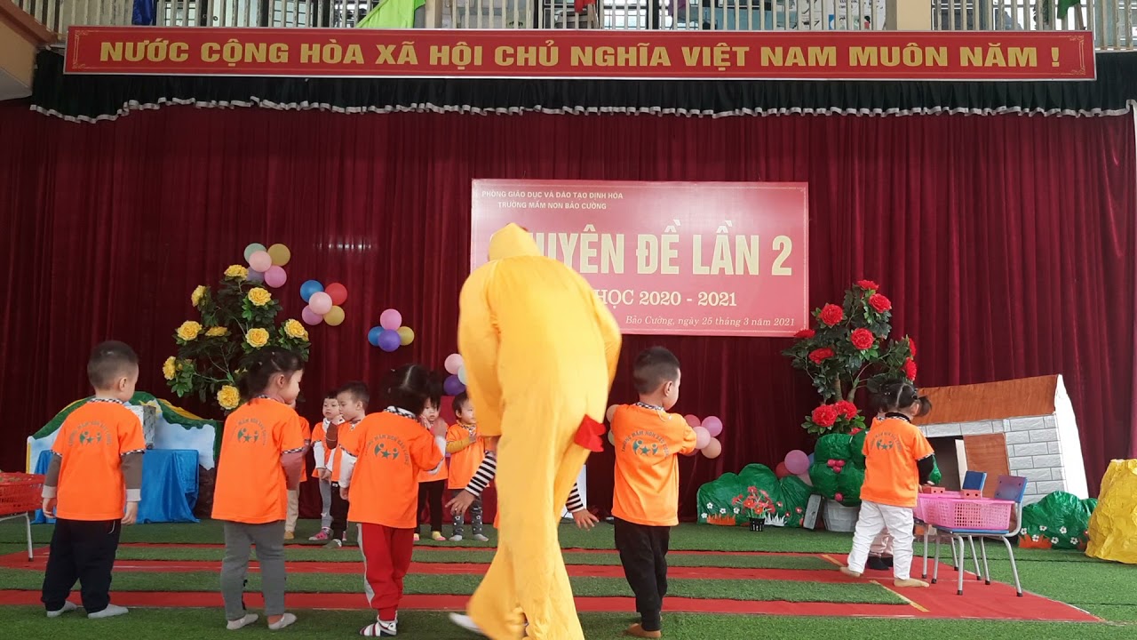 HĐ Đi có mang vật trên tay - GV Hoàng Thị Thoa trường MN Bảo Cường - ĐH - TN