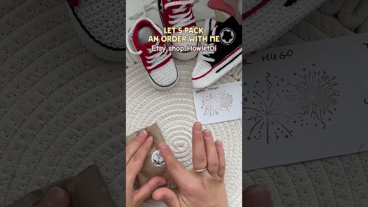 You will find the cutest baby shower gift in my Etsy shop HowletDi 🤍 Adorable baby booteis 🎁