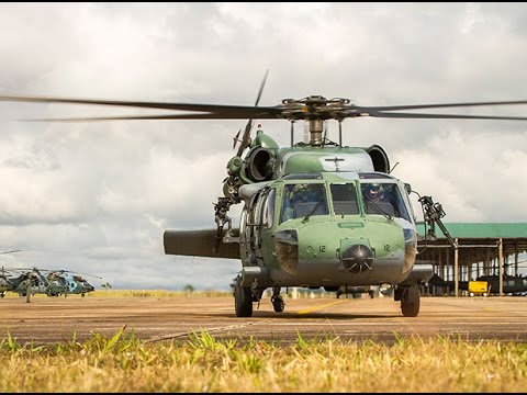 Comitiva da ONU inspeciona H-60 Black Hawk para missões de paz