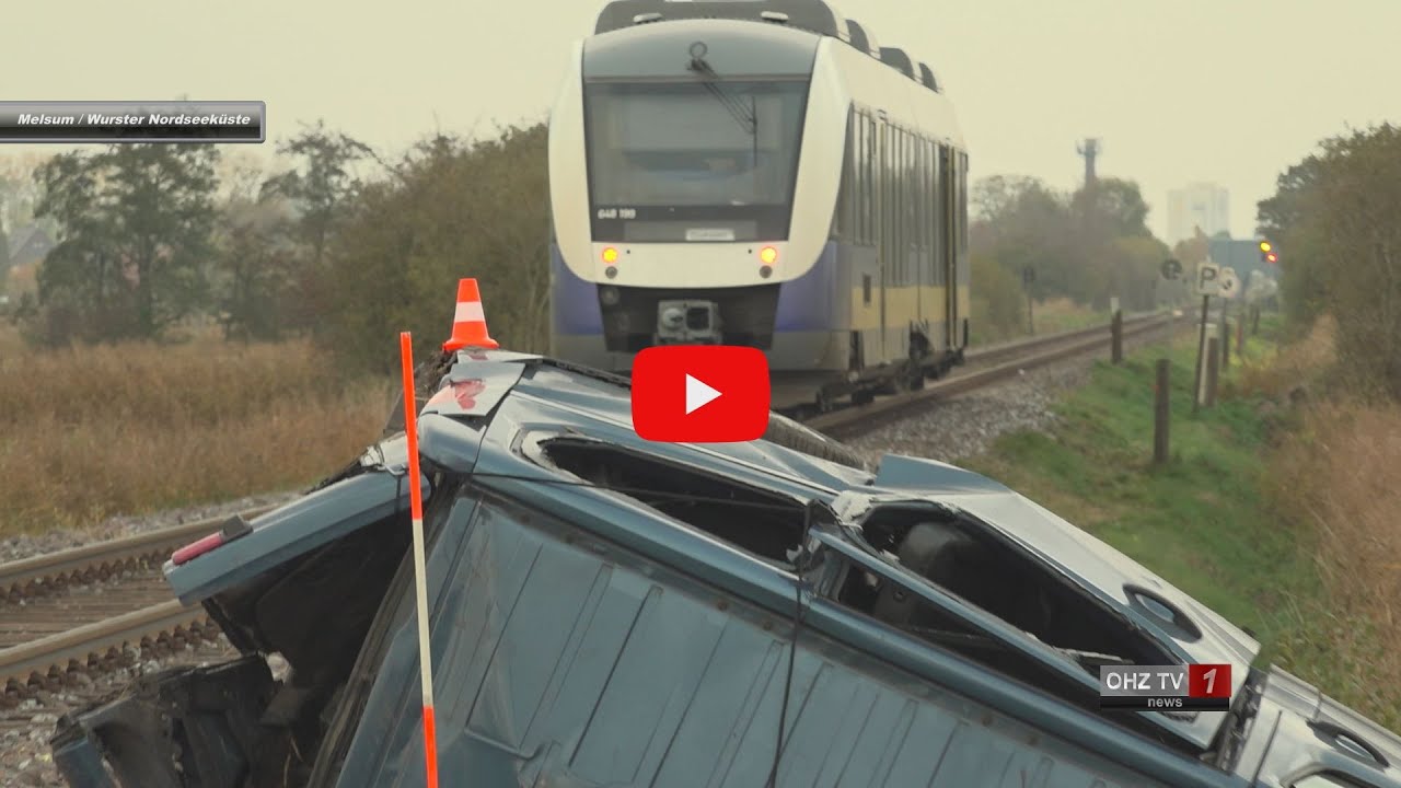 Tödlicher Bahnunfall: Pkw wird an unbeschranktem Bahnübergang von Personenzug erfasst