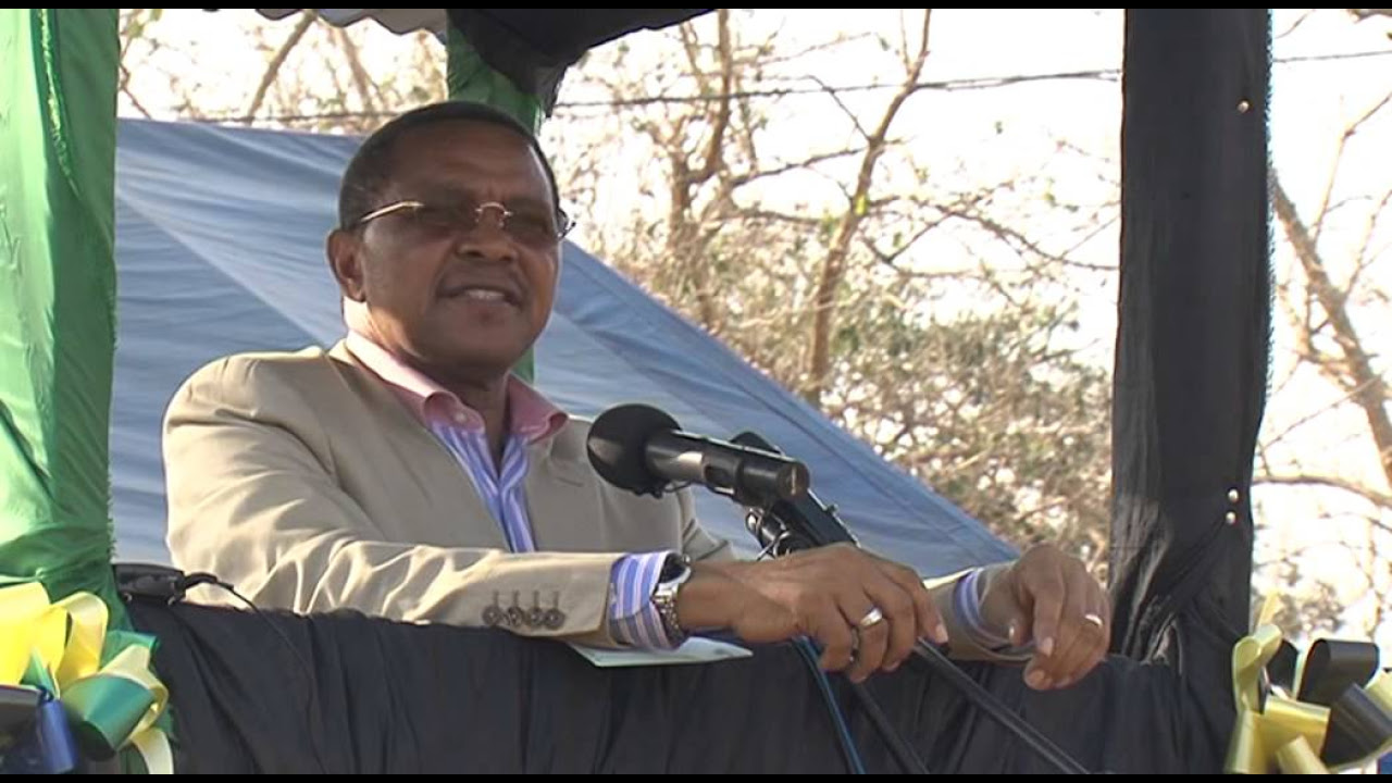 RAIS JAKAYA KIKWETE AWAFARIJI WAATHIRIKA WA MVUA YA MAWE KIJIJI CHA MWAKATA 12 MARCHI 2015