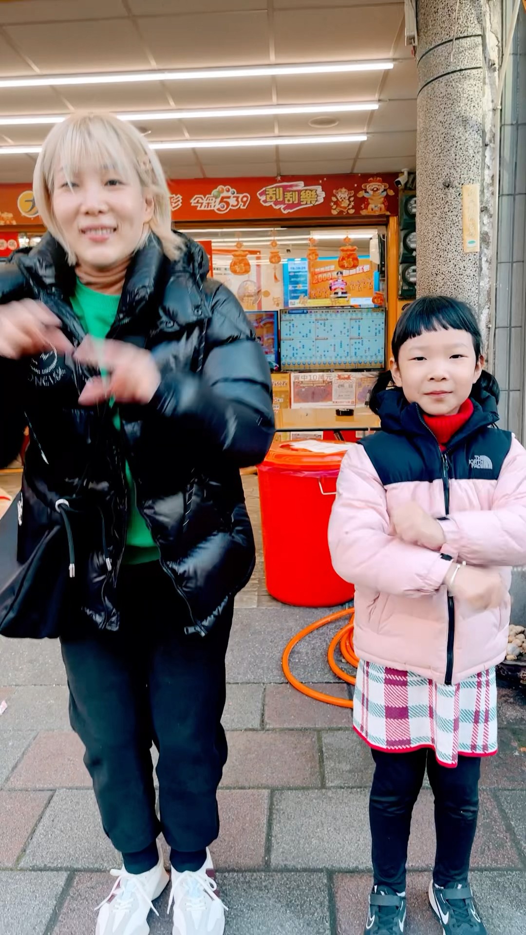 (Golf familyVN) Hai cô cháu đu trend#funny #cute #shorts