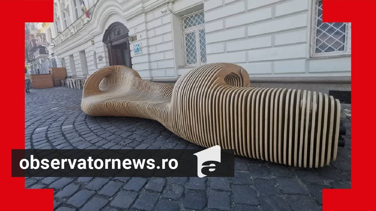 Un tânăr arhitect român a creat o structură care uimește Europa: o bancă cu aspect inedit