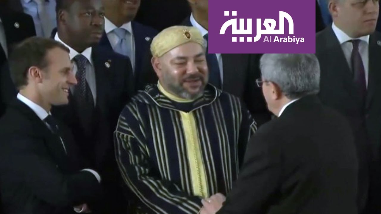 الوزير الأول الجزائري يقدم على مصافحة الملك المغربي في خطوة مفاجئة