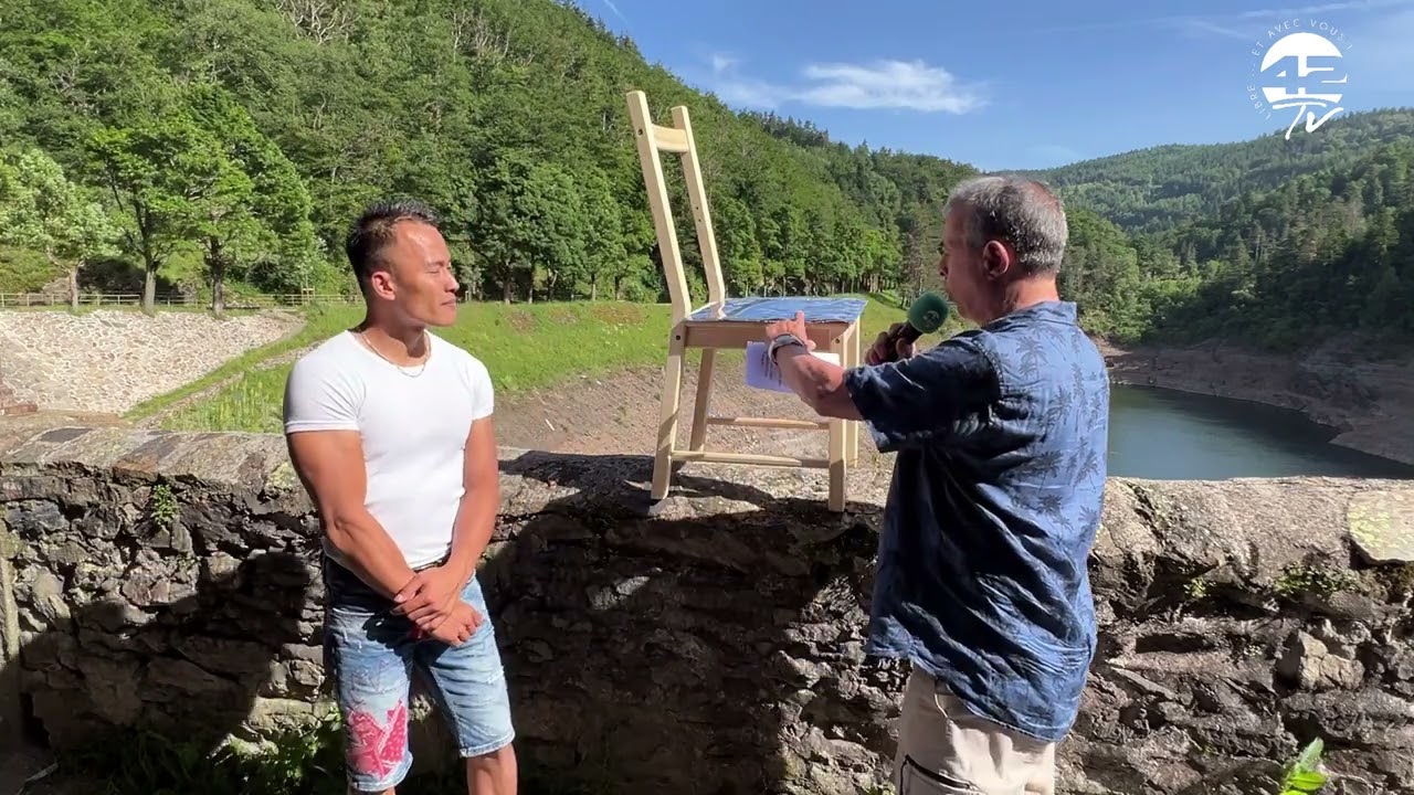 ⁣Gaspard Goix équilibre sur chaises au barrage du Gouffre d'Enfer