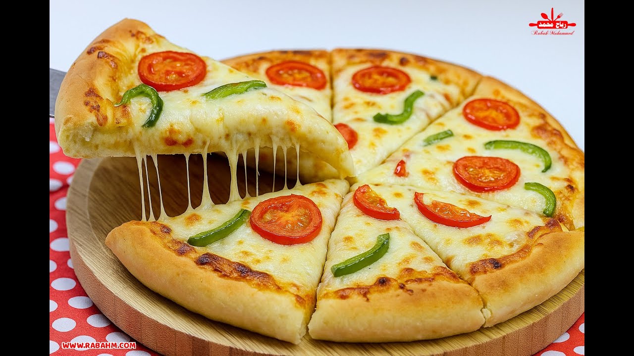 بيتزا العطلة المنزلية 🍕😋 سهلة ولذيذة لكل أفراد العيلة – غداء مثالي بيجمع الكل حوالين الطاولة مع رباح