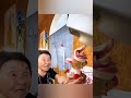 پیرزنی که مردم فقط برای لبخندش صف می کشن