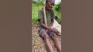 Seorang Nenek Yang kakinya Bengkak Duduk Merenung Depan Rumah. #papua #pedalaman #fyp #fypシ #viral