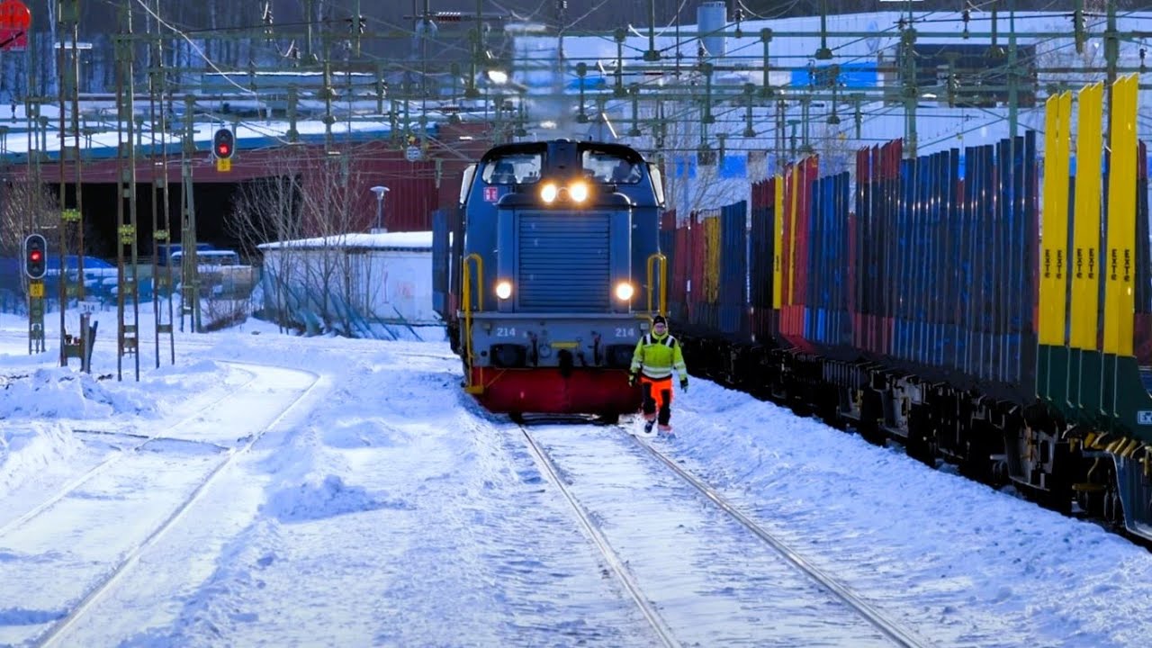 Tåg och Växling i ett Vintrigt Åmål
