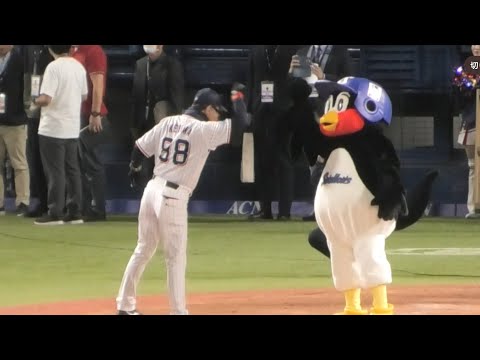 つば九郎、4連勝した選手たちを出迎える 20260416 - YouTube