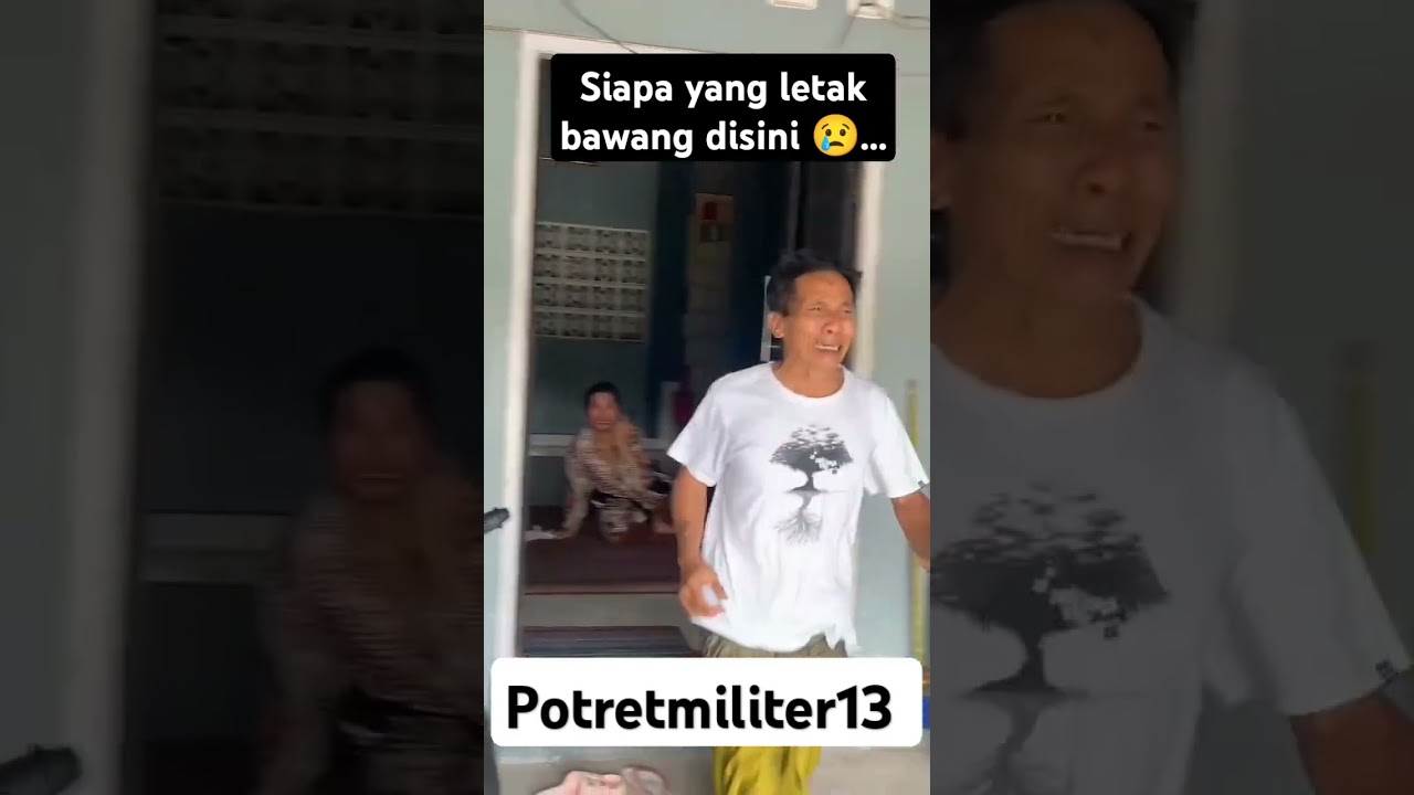 Seorang ayah menangis histeris. 