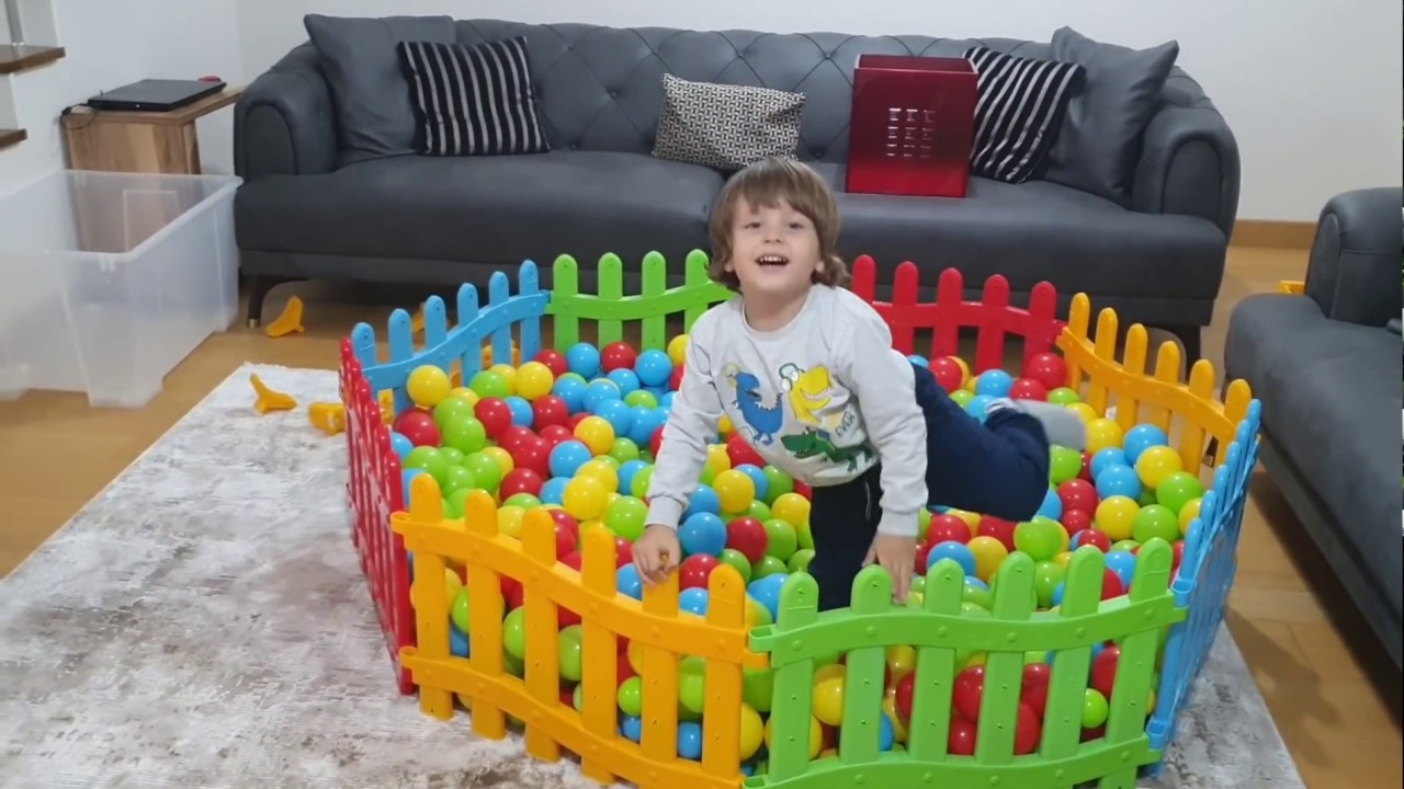 Fatih Selim ve Yusuf top havuzuna saklanmış çikolatayı bulmaya çalışıyorlar,renkli toplar ve eğlence