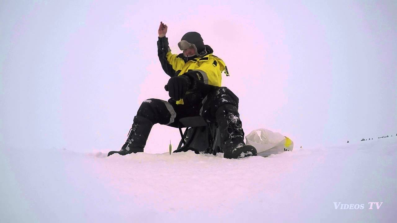 Ice fishing on Lake Peipsi - YouTube