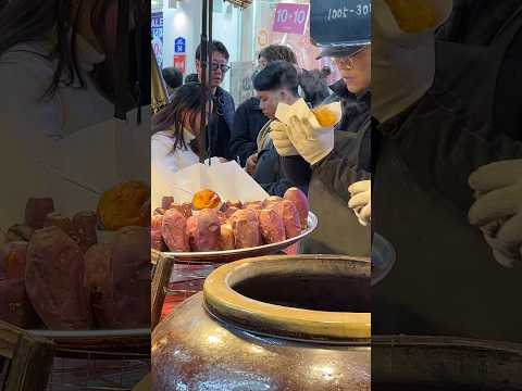 Long queue roasted sweet potato in korea #koreanstreetfood #myeongdongstreet #seoultravel