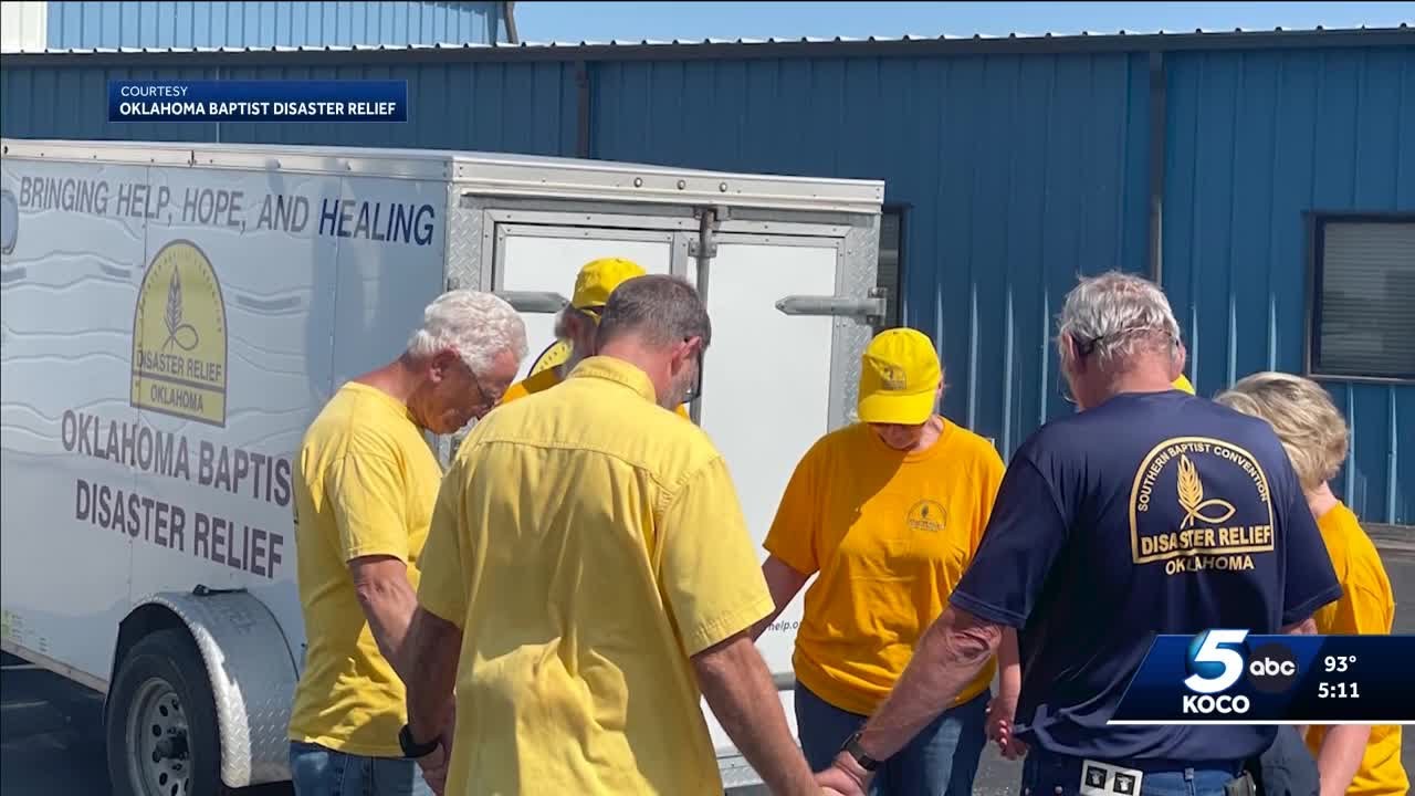 Oklahoma volunteers bring hope to Texas flood victims - YouTube