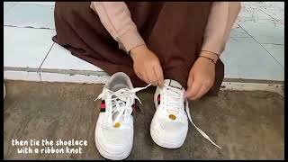 Membuat langkah-langkah memakai sepatu dalam bahasa Inggris.
