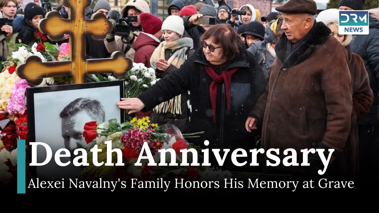 Parents Visit Alexei Navalny's Grave on Anniversary | DRM News | AM1I