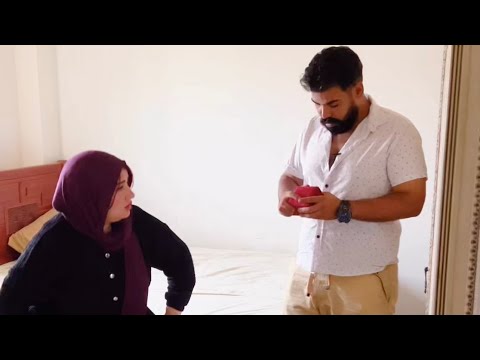 مراته طلبت الطلاق عشان جوزها عايز يبيع سلسله من الدهب لانه محتاج فلوس واتصلت على ابوها وبتقوله طلقنى