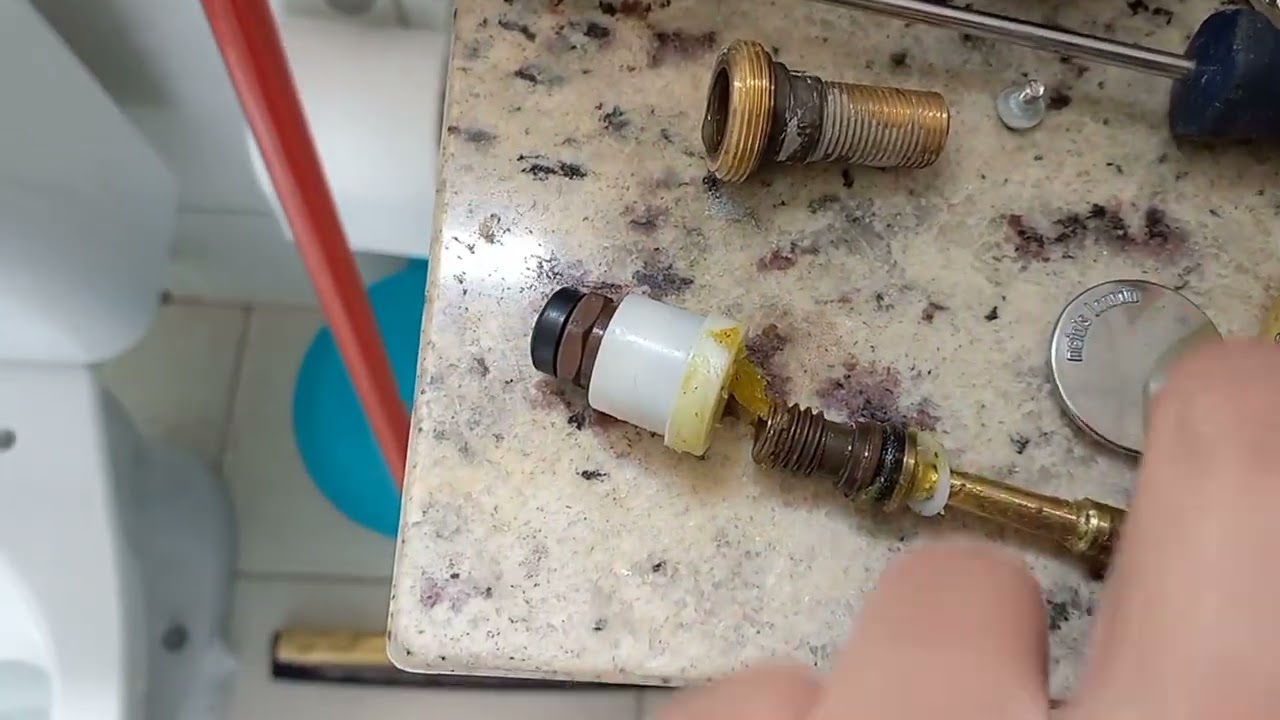 chuveiro pingando!!! Trocar a bucha do registro do chuveiro..