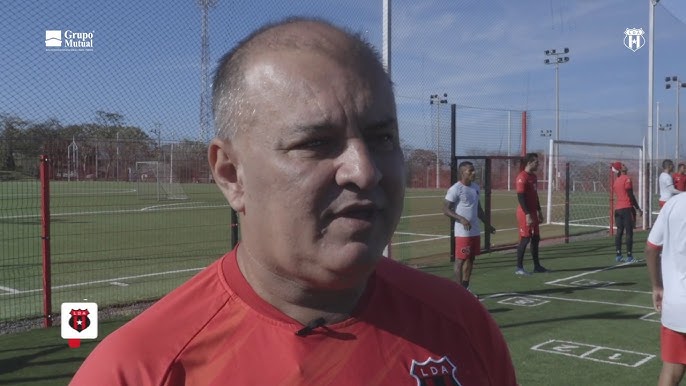 Álvaro Solano se suma al cuerpo técnico de Luis Diego Arnáez - YouTube