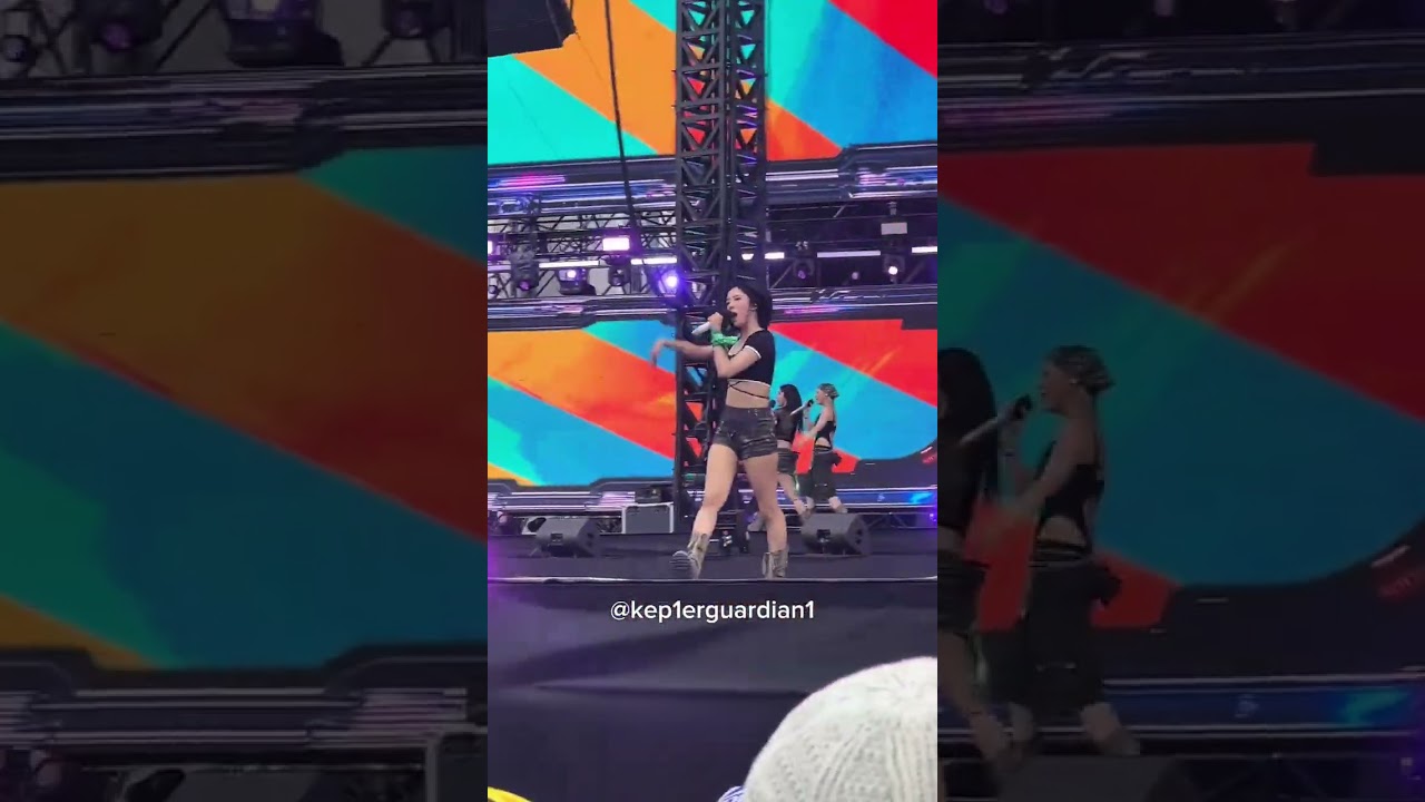 'Shake it by Sistar' by Kep1er at waterbomb seoul