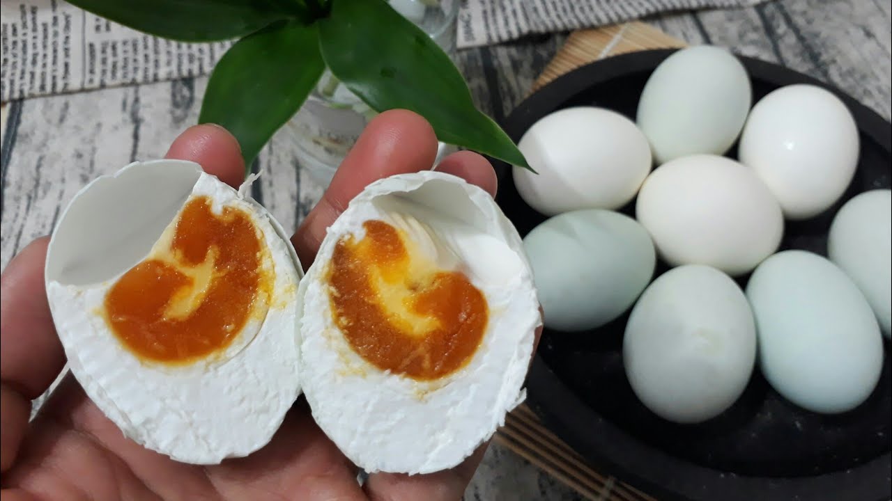 Telur Asin Hanya Direndam Dengan Garam Hasilnya Tidak Diragukan||Cara ...