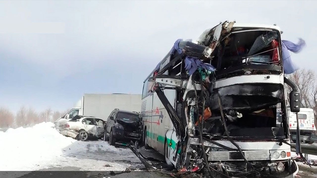 Массовое ДТП с участием 26 авто случилось на заснеженной трассе в Казахстане