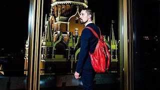 Дима Билан пришел на юбилей Киркорова с красным рюкзаком