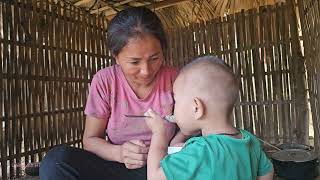 Single mother, son and mother were helped by workers to build a new house