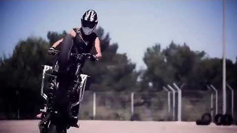 Leah Petersen - stunt cu motocicleta