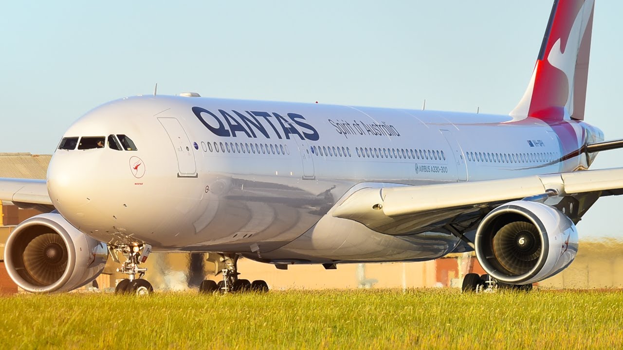 Up, Takeoff, Runway 34, Qantas A330 Close Up, Qantas Melbourne Airport, Qan...