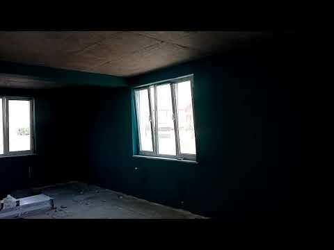 სამღებრო სამუშაო მოხეხილ ჭერთან ერთად.