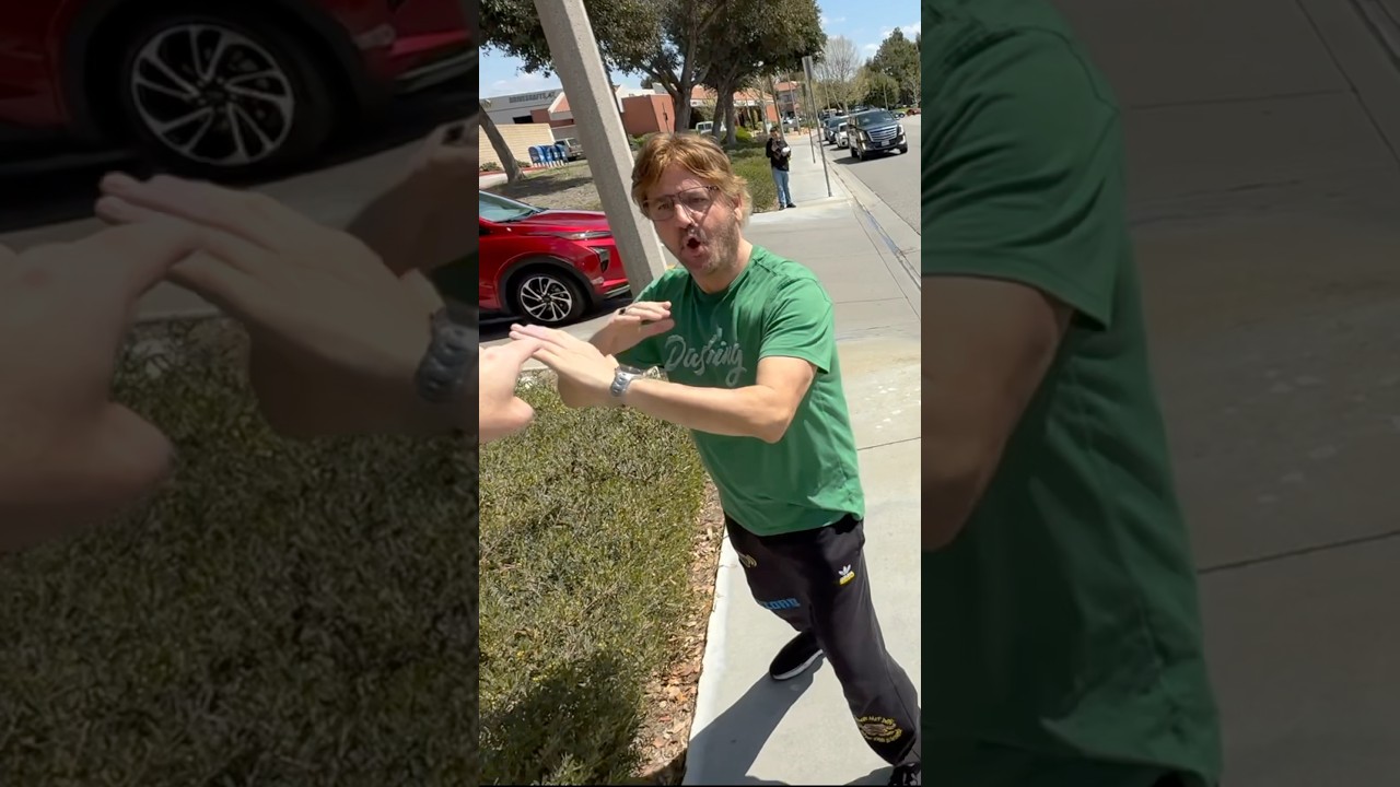 БЕЗУМНЫЙ НАПАДЁТ НА ОПЕРАТОРА! 