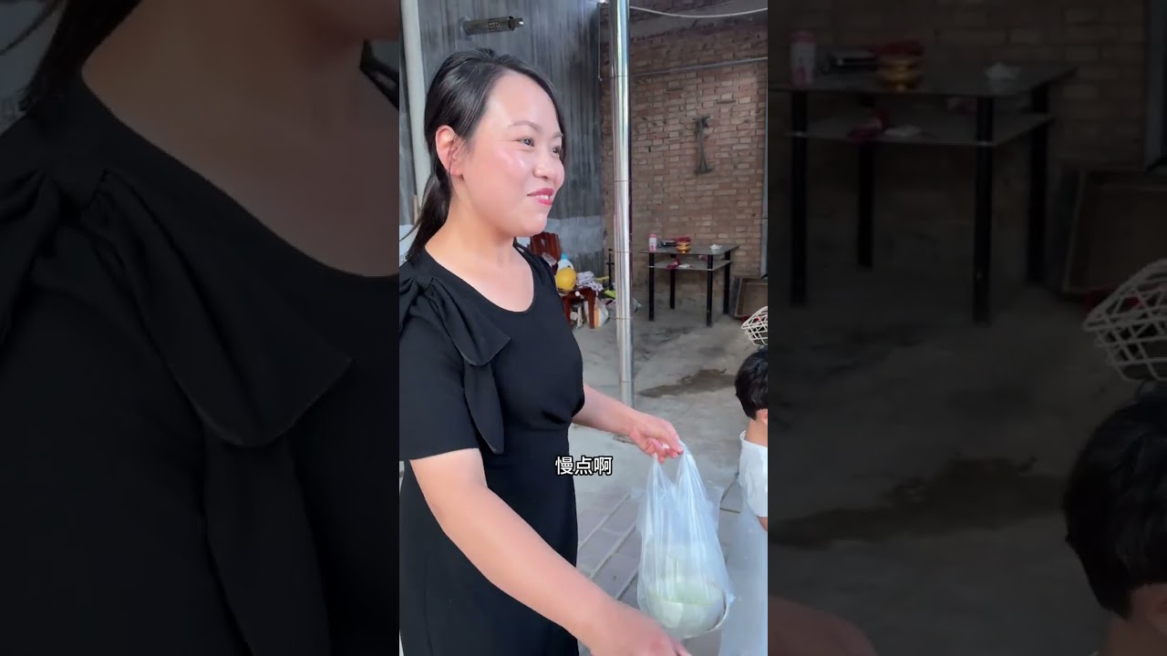 妹妹为了给101岁爷爷买香蕉出了车祸，带着3个孩子去看望她。 当孩子和妈妈拥抱那一瞬间既心疼又愧疚，如果没有发生这些事，孩子就会和妈妈一起去深圳上学，一家三口就不用分开，可世事难料#住院的日子 #坚