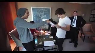 Louis plays a prank on Harry - Louis le hace una broma a Harry