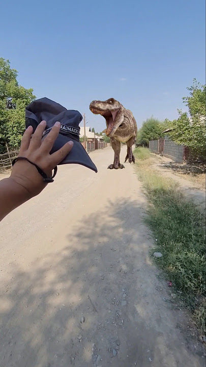 The dinosaur is coming #dinosaur #jurassicworld #snake #shorts