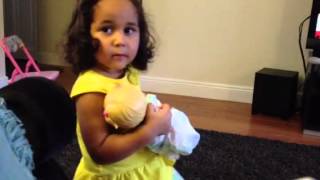 Bella Oliveira Dando De Mama Pra Boneca