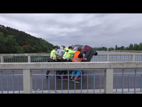 Prevrátanie auta na Krajinskom moste
