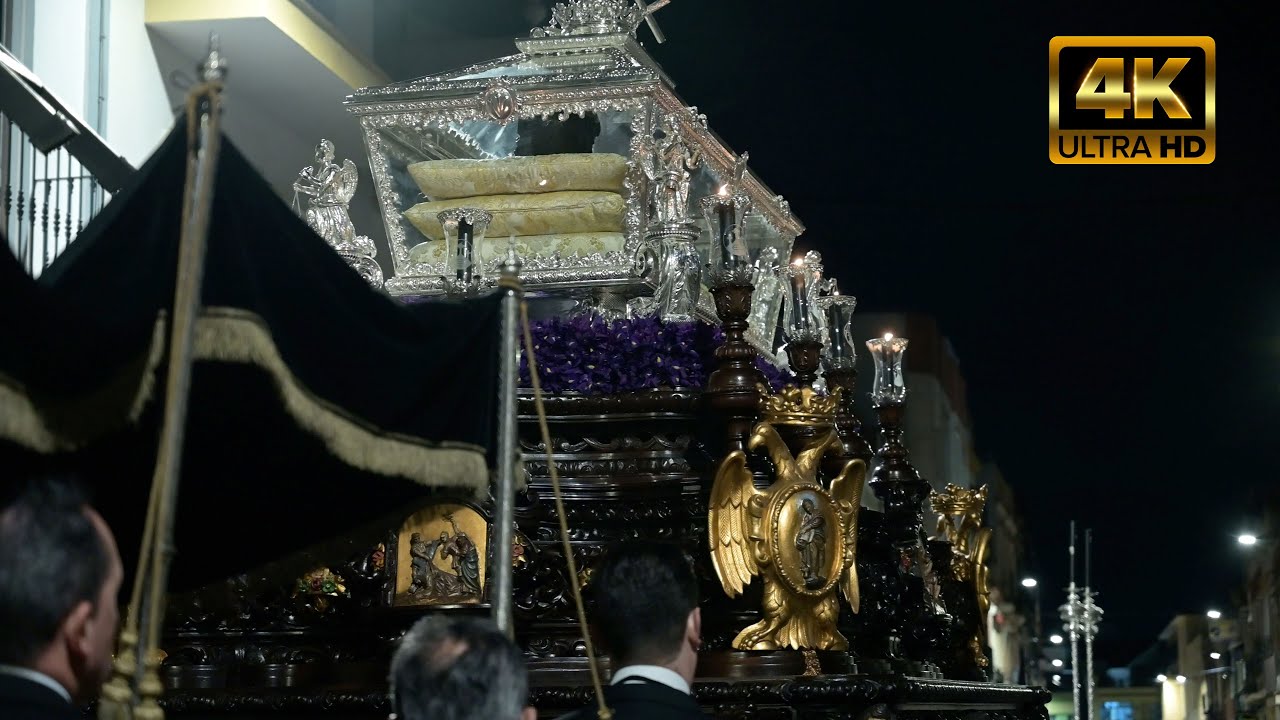 Hermandad del Santo Entierro  de Dos Hermanas por la plaza de Villa Pepita #semanasanta2024 4K UHD