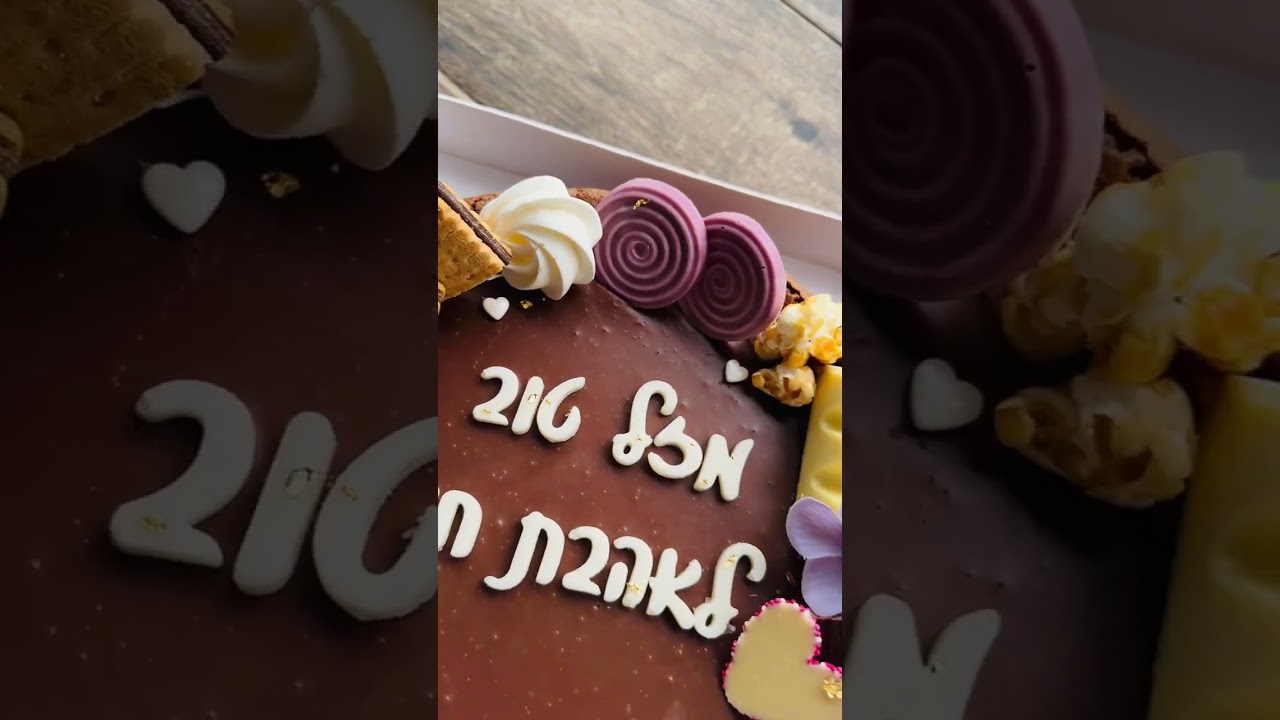 עוגת הפאדג׳ הפרחונית שמפילה לסתות: שוקולד דחוס, קישוטי שוקולד, מקרונים, מתוקים ופרחים